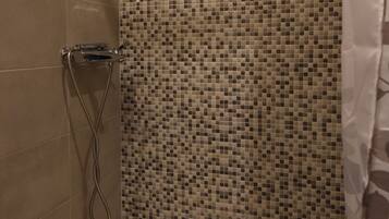 Duschwanne, Haartrockner, Handtücher, Seife