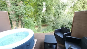 Exclusive Suite, Accessible, Ensuite | Outdoor spa tub