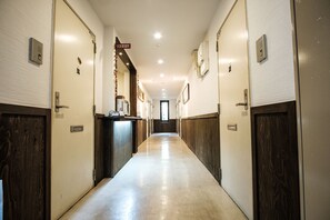 Hallway - Guest House HANA Fushimi Inari (Kyoto)
