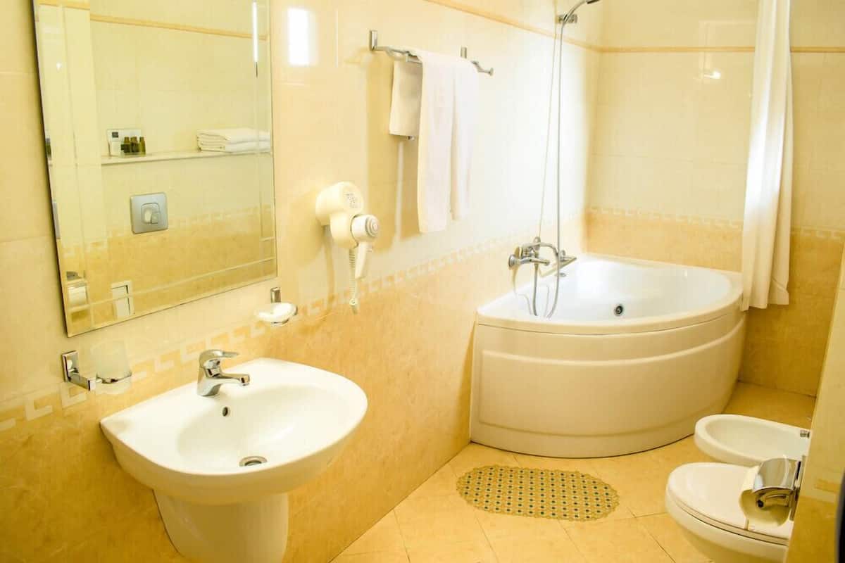 standard double room | bathroom | jetted bath, free toiletries, hair dryer, bathrobes