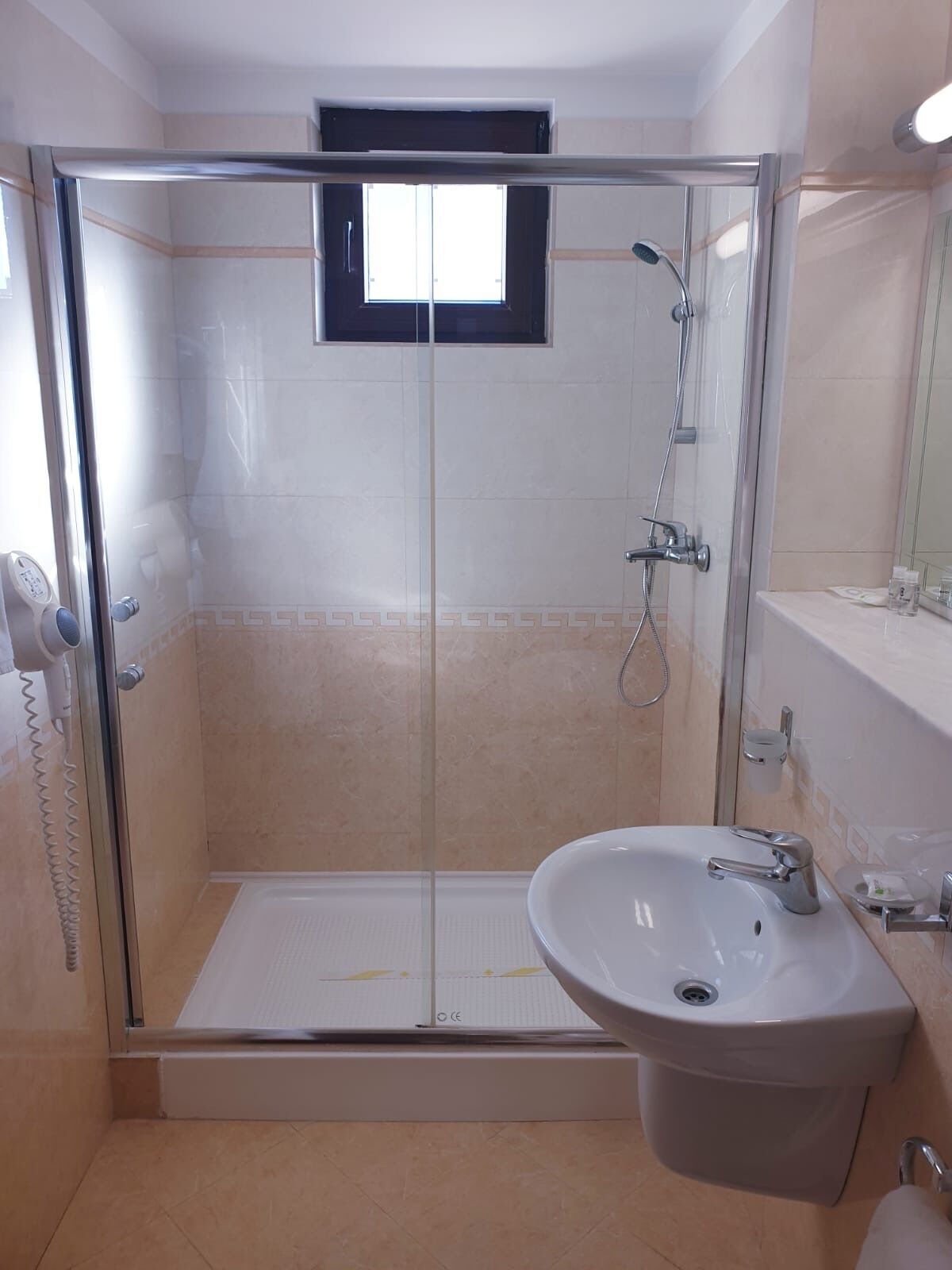 standard twin room | bathroom | jetted bath, free toiletries, hair dryer, bathrobes