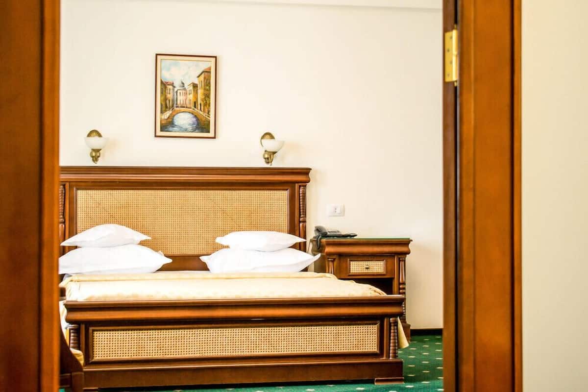 Family Suite | 1 bedroom, minibar, in-room safe, soundproofing
