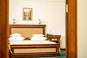 Family Suite | Minibar, in-room safe, soundproofing, free WiFi