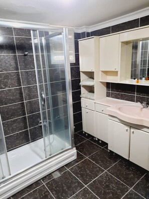 2 Bedroom, 1 Living Room (Shower Only) | Bathroom | Hair dryer, slippers, towels, soap - Elit Suit Hotel (Tuzla)