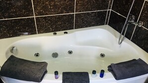 1 Bedroom, 1 Living Room (Jetted Tub) | Salle de bain