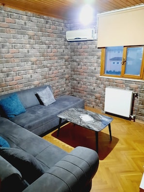 3 Bedroom, 1 Living Room (Bathtub Only) | Área de sala de estar | Televisión LCD 