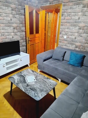 3 Bedroom, 1 Living Room (Bathtub Only) | 客廳 | LCD 電視