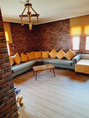 1 Bedroom, 1 Living Room (Jetted Tub) | 1 多间卧室、迷你吧、免费 WiFi