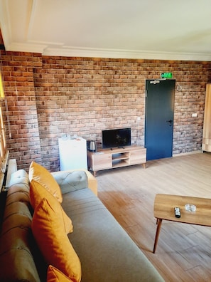 1 Bedroom, 1 Living Room (Jetted Tub) | 1 habitación, minibar y wifi gratis 