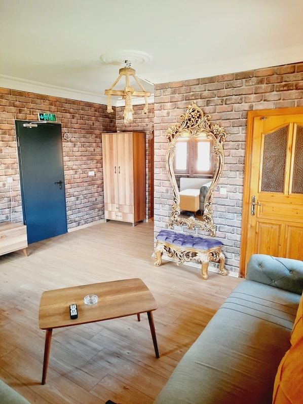 1 Bedroom, 1 Living Room (Jetted Tub) | 1 habitación, minibar y wifi gratis 
