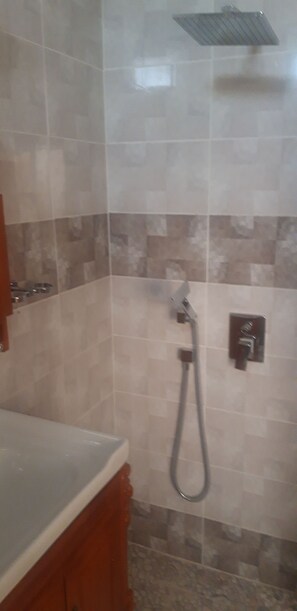 Shower, rainfall showerhead, hair dryer, towels - Les Salysiens (Mbour)