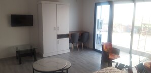 Deluxe Room | Living area | Flat-screen TV