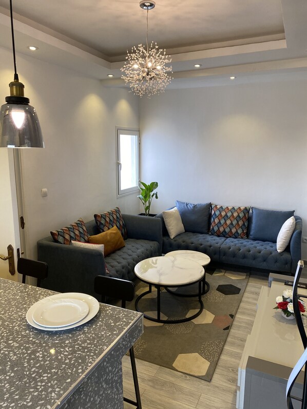 Deluxe Room | Minibar, in-room safe, desk, laptop workspace