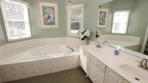 Shower, towels - Oceanside, Community Pools, Community Tennis, M417, Lighthouse Landing (Corolla)