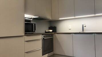 Apartment | Eigene Küche | Großer Kühlschrank, Mikrowelle, Ofen, Herdplatte