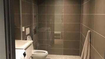 Apartamento | Baño | Ducha, artículos de higiene personal gratuitos y toallas