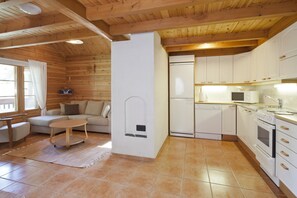 Lemari es, microwave, oven, dan kompor