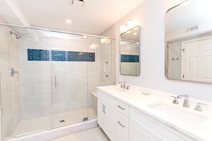 Douche, serviettes fournies