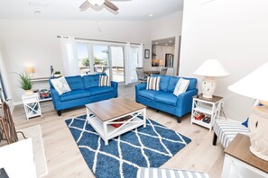 TV, peis, DVD-spiller og bøker