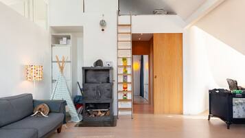 Apartment | Living room | Flat-screen TV