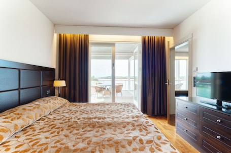 Minibar, in-room safe, iron/ironing board, free WiFi