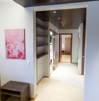 Tabla de planchar con plancha, wifi gratis, ropa de cama