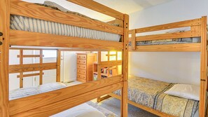 5 bedrooms, iron/ironing board, travel crib, free WiFi - Oceanside, 5 BRs, Wild Horses, 600 ft to Beach Access, 4wheel Drive Area, 4x2398, The T House (Corolla)