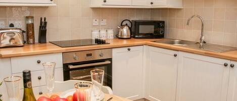 ثلاجة، ميكروويف، فرن، موقد طهي مسطح