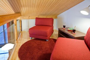 Una televisión de pantalla plana, una chimenea, un reproductor de DVD