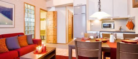 Apartment, 3 Schlafzimmer, Sauna (83 m2) | Essbereich im Zimmer