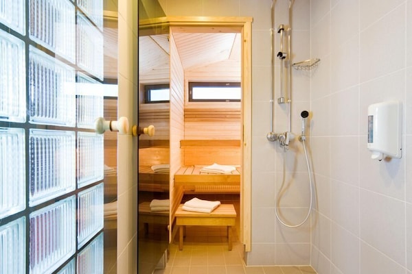 Shower, free toiletries, towels