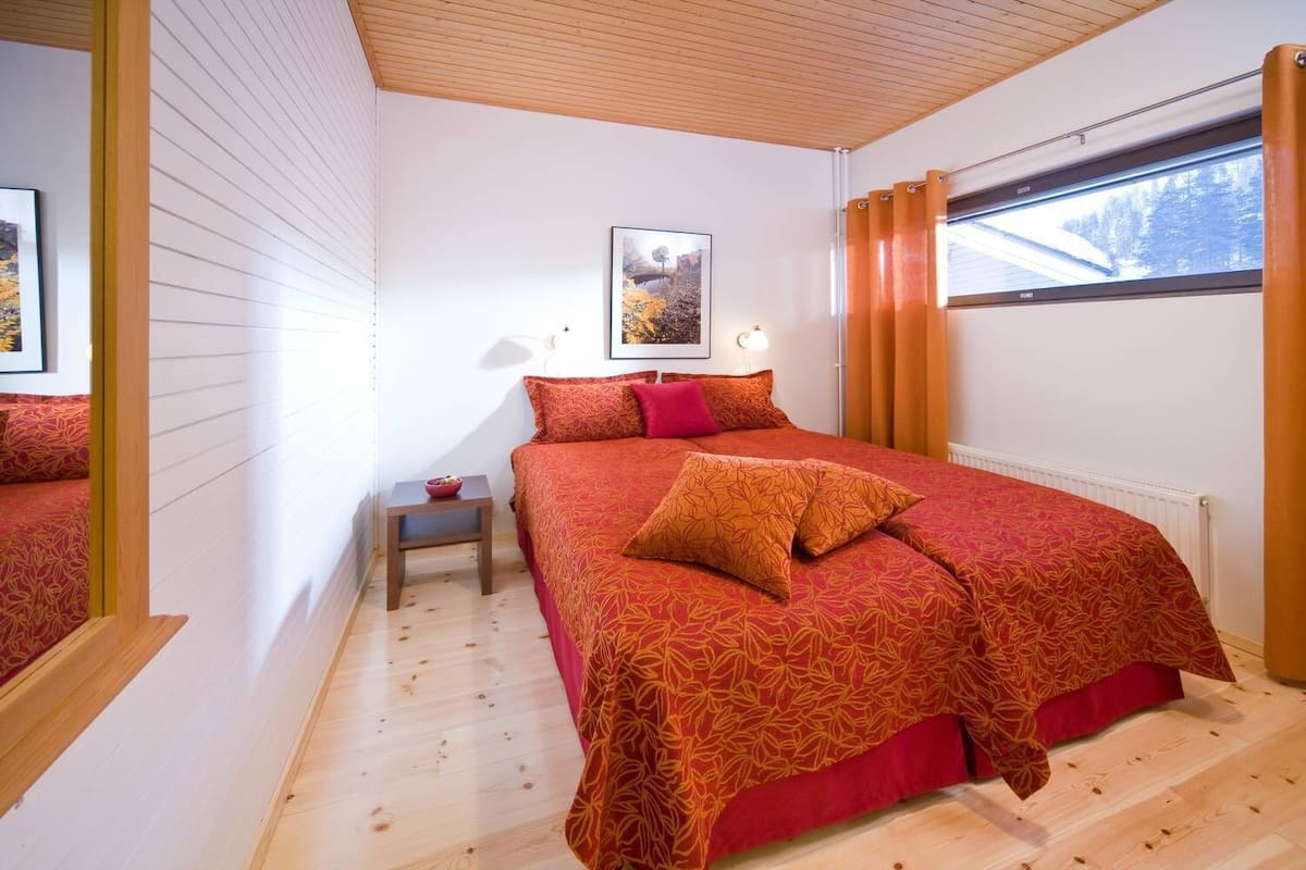 3 bedrooms, iron/ironing board, bed sheets