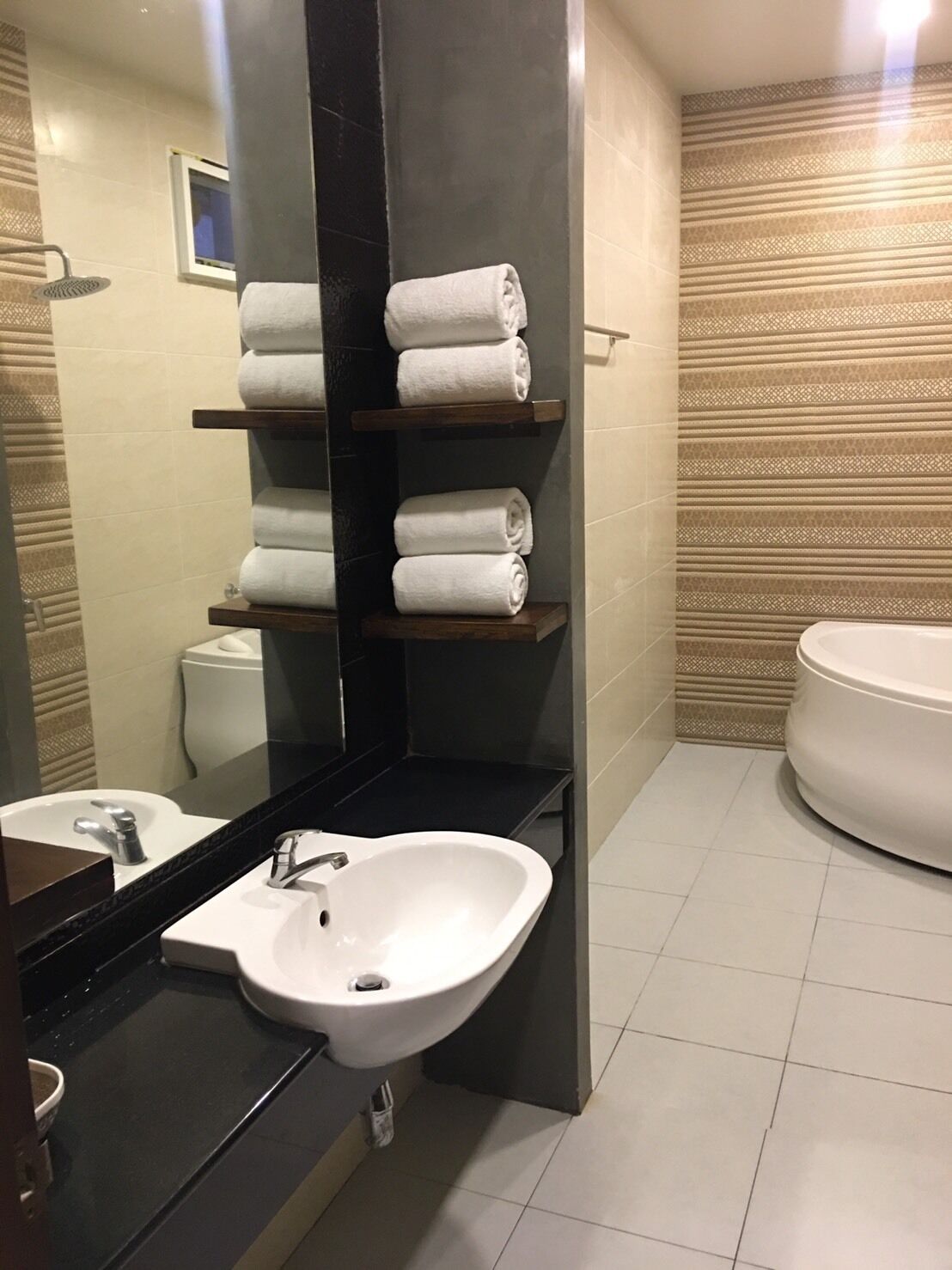 VIP Family Room | Baño | Ducha, artículos de higiene personal gratuitos y toallas