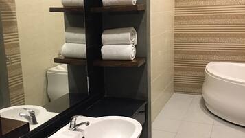 VIP Family Room | Baño | Ducha, artículos de higiene personal gratuitos y toallas
