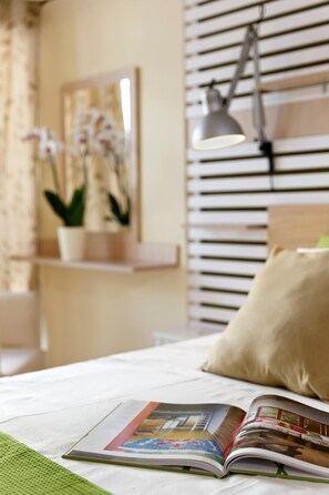 Caja de seguridad en la habitación y espacio para trabajar con laptop