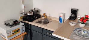 Refrigerador, microondas, placa de cocina, cafetera/tetera