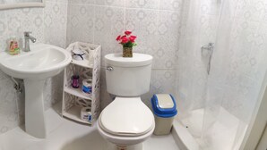 คอมฟอร์ทสตูดิโอ | ห้องน้ำ | ฝักบัว, เรนชาวเวอร์, ไดร์เป่าผม (มีให้บริการตามคำขอ), ผ้าเช็ดตัว