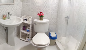 Comfort Studio | Bathroom | Shower, rainfall showerhead, hair dryer, towels