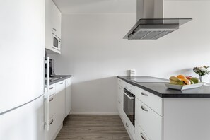 Grand réfrigérateur, micro-ondes, four, plaque de cuisson
