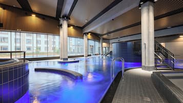 3 indendørs pools, 2 udendørs pools