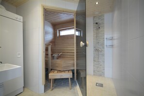 Departamento, sauna, mezzanine (55.5 m2) | Baño | Regadera, secadora de cabello, piso con calefacción, toallas 