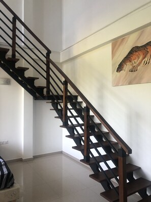 Escritorio, sistema de insonorización y tabla de planchar con plancha