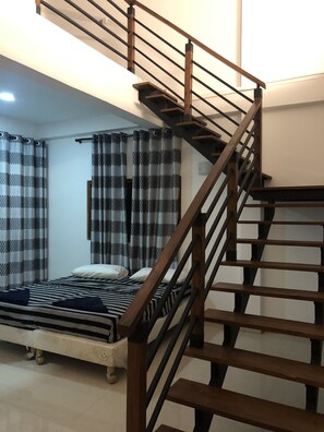 Escritorio, sistema de insonorización y tabla de planchar con plancha