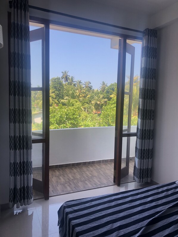 Escritorio, sistema de insonorización y tabla de planchar con plancha