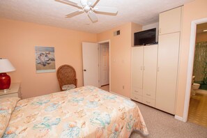 1 bedroom, iron/ironing board, free WiFi, bed sheets - OCEANFRONT, 1 BR, Ocean Views, Community Pool and Beach Accesses, C204A, Surfside Paradise (Duck)