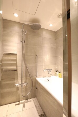 Articles de toilette gratuits, sèche-cheveux, chaussons, bidet