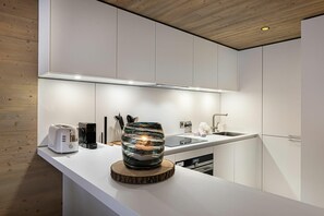 Kühlschrank, Ofen, Geschirrspüler, Wasserkocher mit Kaffee-/Teezubehör