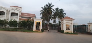 Property grounds - Serenity Villa to relax (Bangalore rural devanahalli)