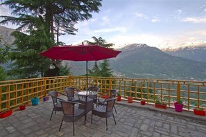 Outdoor dining - The Holiday Villa Resorts & Spa (Manali)