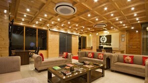 Lounge - The Holiday Villa Resorts & Spa (Manali)
